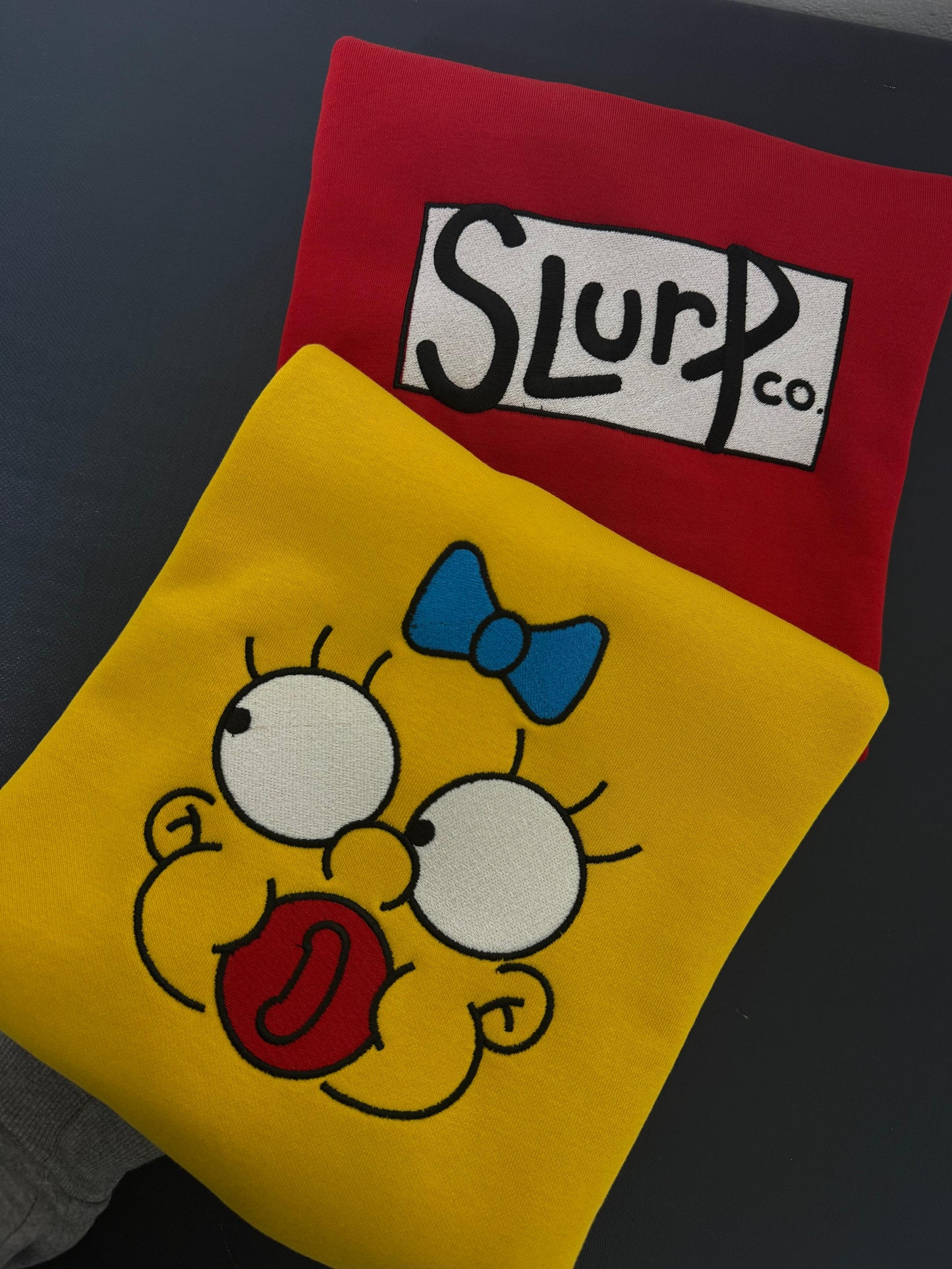 Sudadera Slurp Co y Maggie Simpson